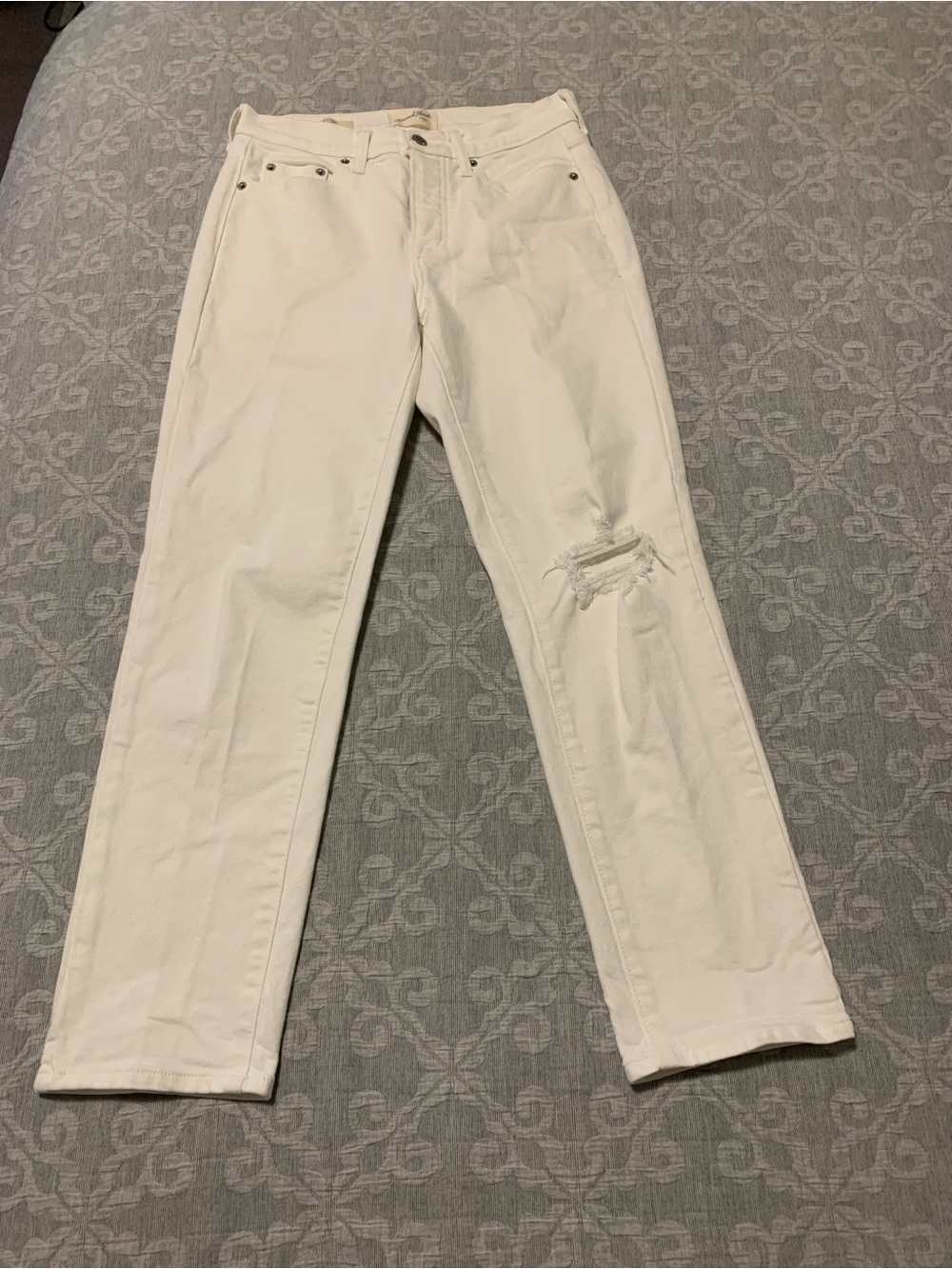 Universal Thread Mid Rise 80's Slim Distressed Jeans - Off-White/Ecru (Size 6R)